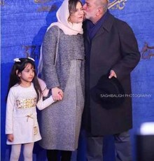 بوسه های آتیلا پسیانی بر گونه دخترش روی فرش قرمز | عکس