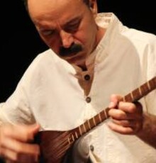 گفتگو با «حیدر کاکی»: موسیقی تنبور آدم را به گذشته می‌برد