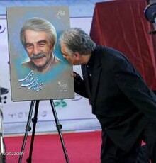 عکس | بوسه ایرج نوذری بر تصویر پدرش