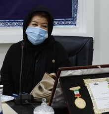 اهدای نشان سفیر مدرسه‌سازی به پوران درخشنده