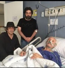 انتقاد سام مشایخی از انتشار اخبار نادرست درباره سلامتی پدرش