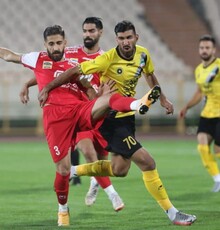 قاب به جامانده از بازی پرسپولیس - سپاهان؛ مهار مغانلو از سوی فرشاد فرجی