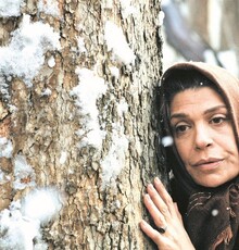 گوهر خیراندیش پس از پشیمانی از درمان خانگی کرونا در بیمارستان بستری شد