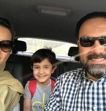 برزو ارجمند به همراه همسر و پسرش در اولین روز مدرسه جانیار