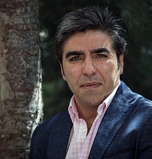 نویسنده «ساعت ۵ عصر» الوند است یا مدیری؟