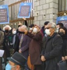 تجمع اهالی تئاتر برای پیگیری مطالباتشان مقابل مجلس
