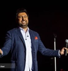 اجرای زنده محمد علیزاده در یک نمایش 