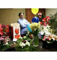 مجید اخشابی در میان کوهی از گل و هدیه های تولدش