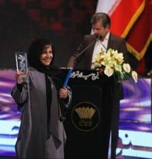 فرشته صدرعرفایی به همراه سیمرغ بهترین بازیگر نقش مکمل زن /عکس