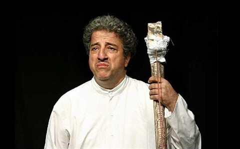 «مرد نیک» روزگار؛ علیرضا خمسه روی صحنه تئاتر