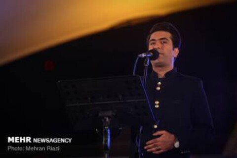 محمد معتمدی در تالار ستارگان می‌خواند