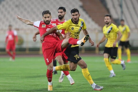 قاب به جامانده از بازی پرسپولیس - سپاهان؛ مهار مغانلو از سوی فرشاد فرجی