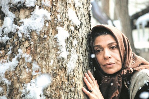 گوهر خیراندیش پس از پشیمانی از درمان خانگی کرونا در بیمارستان بستری شد