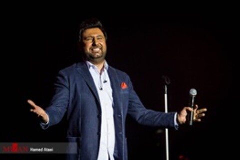 اجرای زنده محمد علیزاده در یک نمایش 