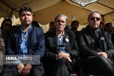 هنرمندان بر مزار علی معلم/ مراسم سالگرد درگذشت مرد ایران‌دوست سینما برگزار شد