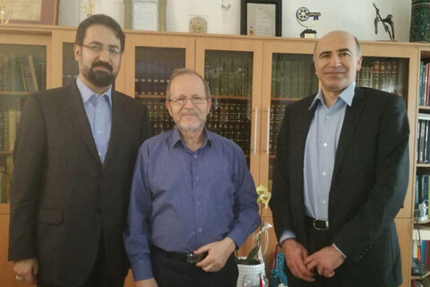 معاون هنری وزیر فرهنگ و ارشاد اسلامی به منزل کامبیز روشن روان رفت