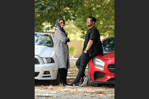 ژست رضا گلزار و ساره بیات کنار ماشین‌های لوکس | عکس