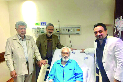 مدیر شبکه ۲ سیما به عیادت جمشید مشایخی رفت