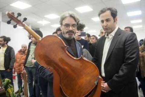 بازدید حسین علیزاده از نمایشگاه «سازخانه»