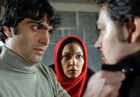 سه نفر روی یک خط  
