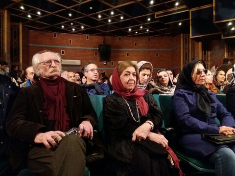 مسوولان فرهنگی مملکت اگر یک کتاب ممنوع است اقلاً به عهد خود وفادار باشند و جلوی جعل و پخش آن را هم بگیرند