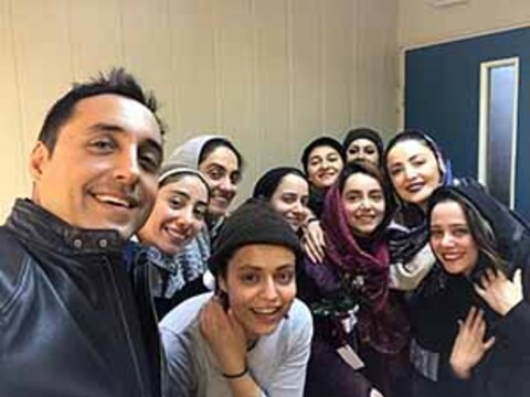 شیلا خداداد در کنار خروس لاری ها !